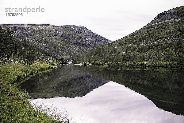 Landschaftsbild eines breiten Flusses und Spiegelung der Berge  Lakselv  Norwegen