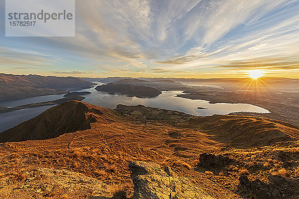 Wanakasee bei Sonnenaufgang  Blick vom Roys Peak  Südinsel  Neuseeland