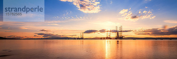 Schottland  Cromarty Firth  Ölplattformen im Meer bei Sonnenuntergang