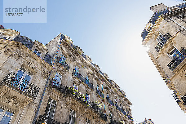 Frankreich  Gironde  Bordeaux  Niedrigwinkelansicht des klaren Himmels über alten städtischen Wohngebäuden