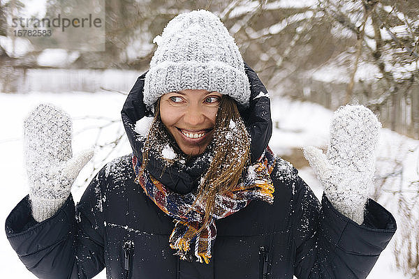 Porträt einer Frau bei Schneefall