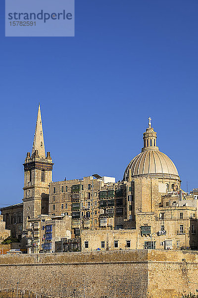 Malta  Valletta  Turm der St.-Paul-Pro-Kathedrale und Kuppel der Kirche Unserer Lieben Frau vom Berge Karmel