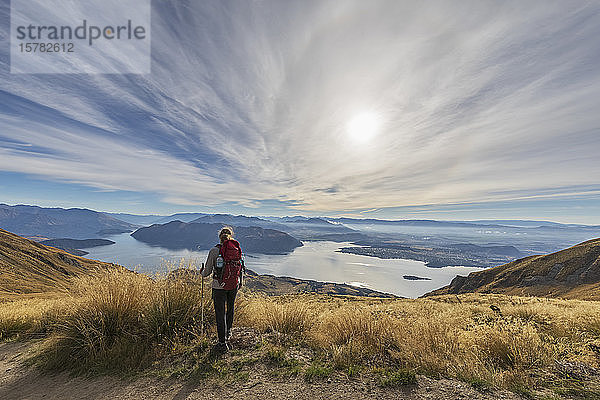 Frau wandert am Roys Peak  Lake Wanaka  Neuseeland