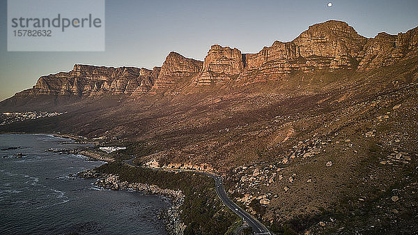 Südafrika  Luftaufnahme von Zwölf Aposteln in der Abenddämmerung