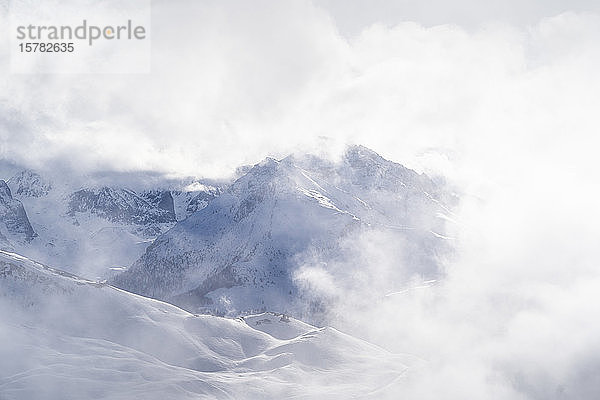 Frankreich  Hautes-Alpes  Vars  schnee- und wolkenbedeckte Berge