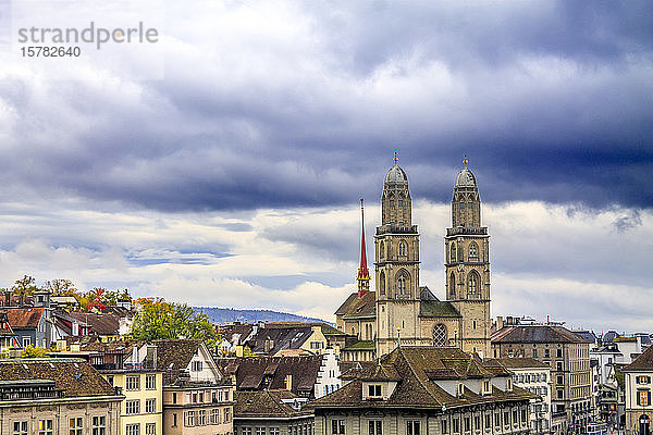 Schweiz  Kanton Zürich  Zürich  Bewölkter Himmel über der Grossmünsterkirche