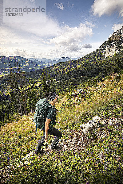 Frau mit Hund beim Wandern am Wilden Kaiser  Kaisergebirge  Tirol  Österreich