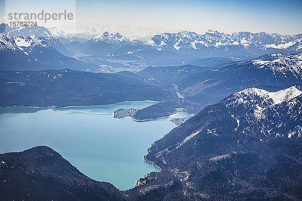 Deutschland  Bayern  Kochel am See  Luftaufnahme des Walchensees und der umliegenden Berge