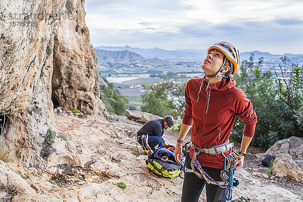 Bergsteigerin beim Vorbereiten des Aufsuchens einer Felswand