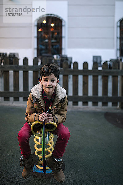 Porträt eines lächelnden Jungen auf dem Spielplatz