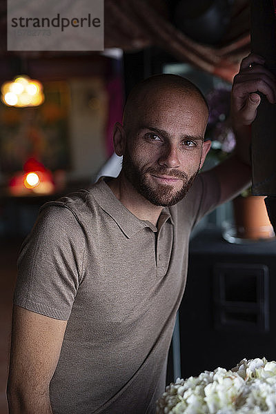 Porträt eines lächelnden Mannes in einer Bar