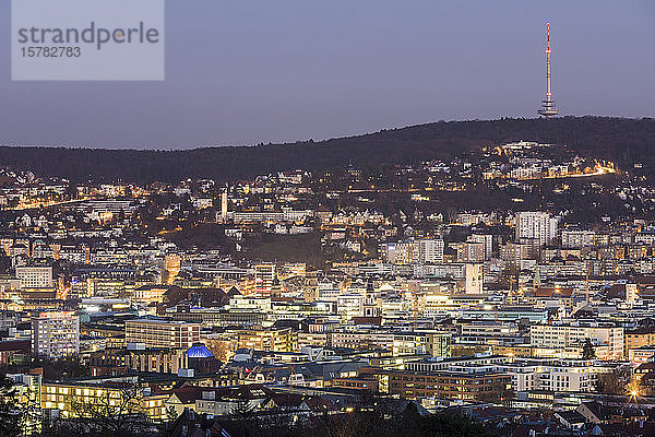 Deutschland  Baden-Württemberg  Stuttgart  Beleuchtete Innenstadt in der Abenddämmerung