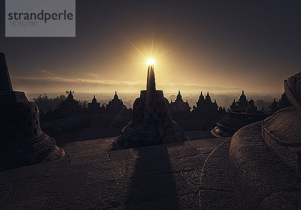 Indonesien  Zentral-Java  Yogyakarta  Magelang  Borobudur  Stupas bei Sonnenuntergang
