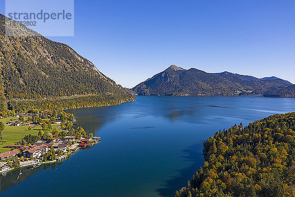 Deutschland  Bayern  Oberbayern  Luftaufnahme des Walchensees und des Dorfes Walchensee mit dem Jochberg im Hintergrund