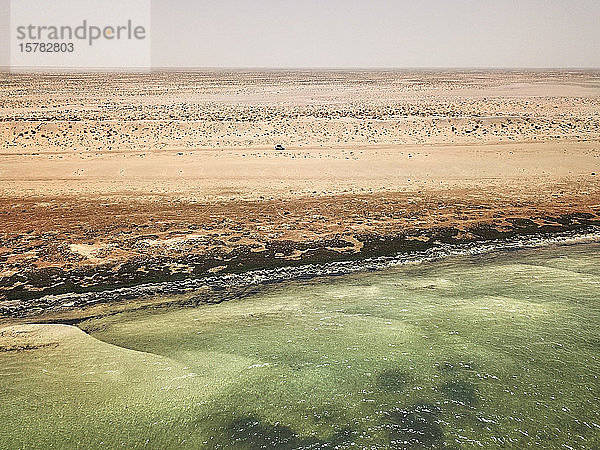 Mauretanien  Nationalpark Banc dArguin  Luftaufnahme eines Autos  das die Wüste Sahara nahe der Küste des Atlantischen Ozeans durchquert
