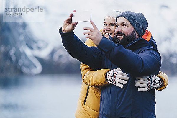 Touristenpaar beim Selfie auf Hamnoy  Lofoten  Norwegen