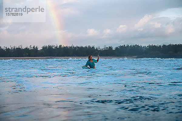 Surfer unter dem Regenbogen  Bali  Indonesien