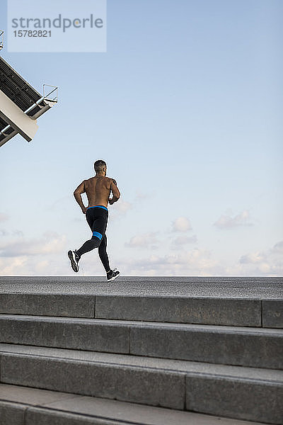 Jogger läuft auf Schritt und Tritt während des Trainings in Barcelona  Spanien