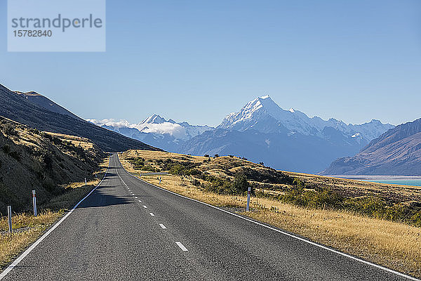 Neuseeland  Neuseeländischer State Highway 80 mit Mount Cook im Hintergrund