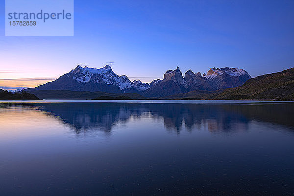 Chile  Provinz Ultima Esperanza  Landschaftliche Ansicht der Cuernos del Paine  die sich in der Abenddämmerung im Pehoe-See spiegelt