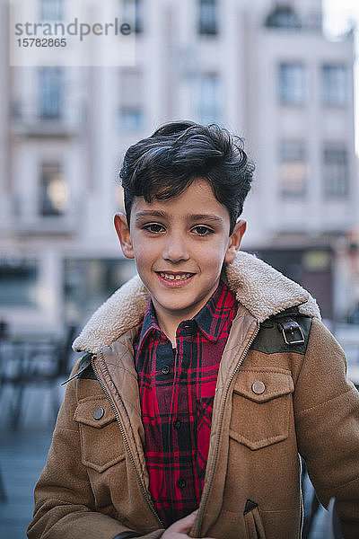 Porträt eines lächelnden Jungen in der Stadt