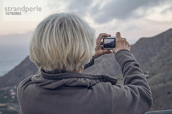 Spanien  La Gomera  Hermigua  Ältere Frau  die mit ihrer Digitalkamera fotografiert  La Gomera  Spanien