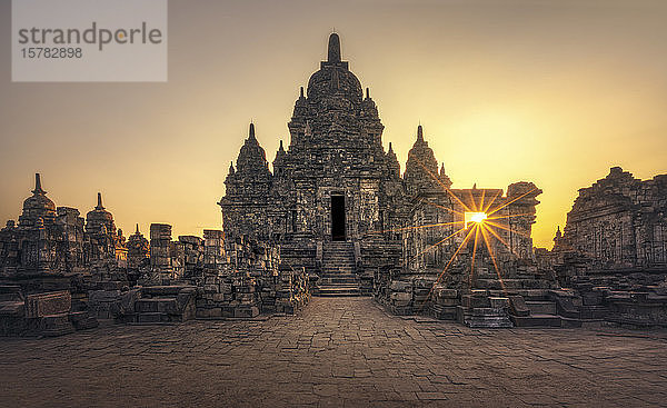 Indonesien  Java  Yogyakarta  Prambanan-Tempel bei Sonnenuntergang