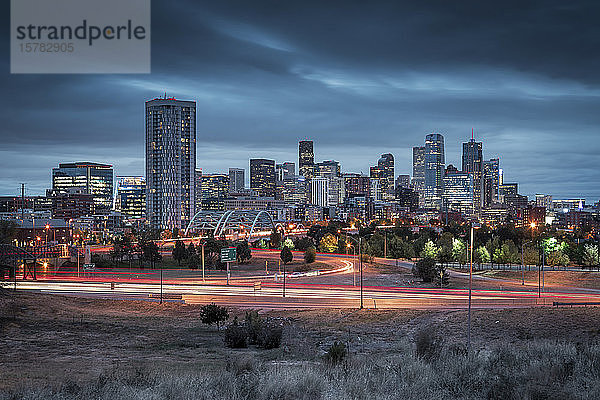USA  Colorado  Denver  Stadtsilhouette in der Abenddämmerung