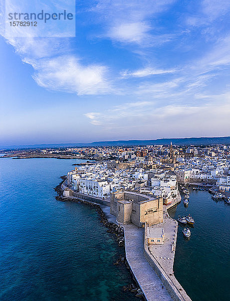 Italien  Apulien  Monopoli  Luftaufnahme des Meeres und der Altstadt bei Sonnenuntergang