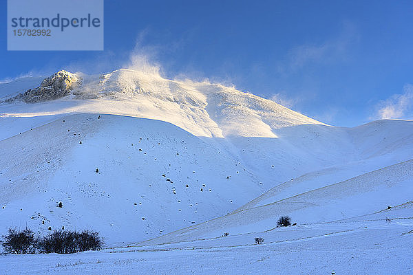 Italien  Umbrien  Sibillini-Gebirge  Plateau Piano Grande di Castelluccio di Norcia im Winter