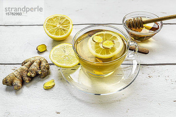 Studioaufnahme von heißem Tee mit Ingwer  Zitrone und Honig