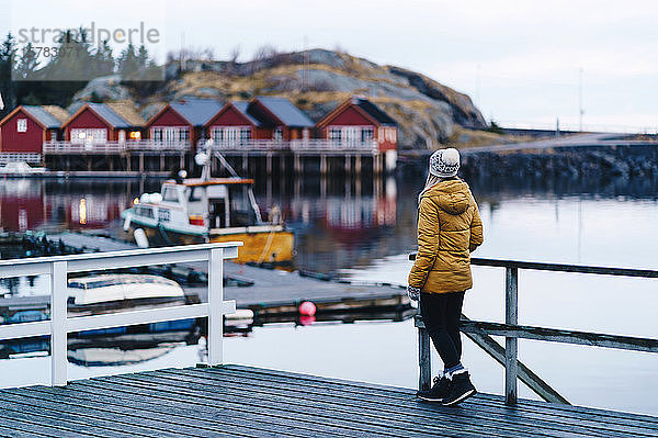 Tourist genießt die Aussicht auf Hamnoy  Lofoten  Norwegen