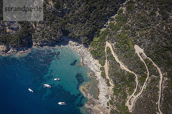 Italien  Provinz Livorno  Elba  Luftaufnahme der kurvenreichen Straße und der im blauen Küstenwasser schwimmenden Boote