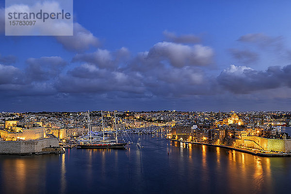 Malta  Birgu  Senglea  beleuchtete Stadt in der Abenddämmerung und Grand Harbour mit dem Yachthafen Vittoriosa