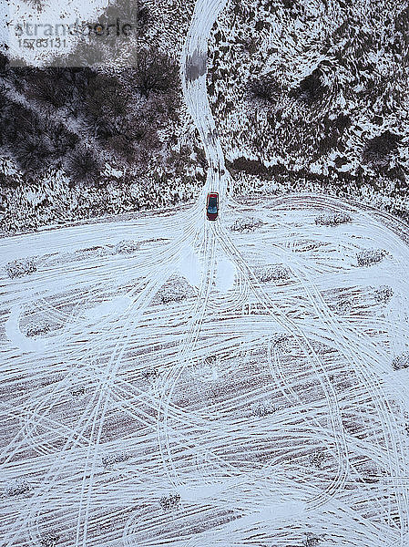 Russland  Oblast Moskau  Luftaufnahme des Autofahrens im schneebedeckten Gelände