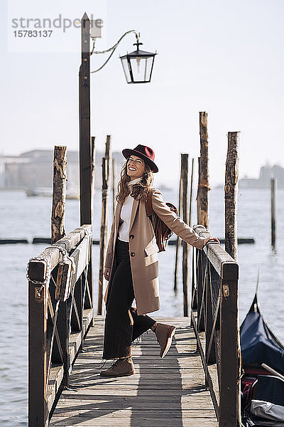 Glückliche junge Frau an der Hafenpromenade von Venedig  Italien