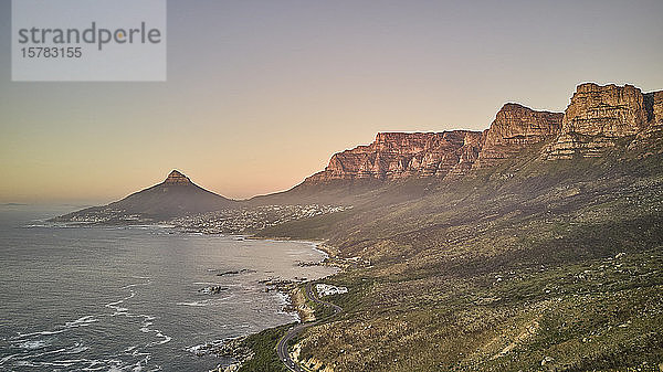 Südafrika  Luftaufnahme von Zwölf Aposteln in der Abenddämmerung