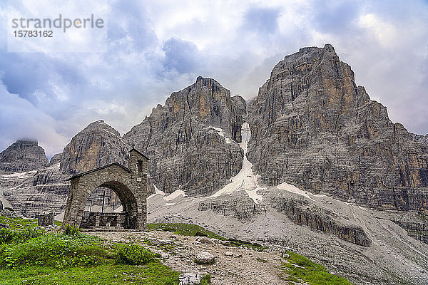 Italien  Dolomiten  Trentino  Rendena-Tal  Brenta-Gebirge und kleine Kapelle
