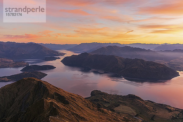 Wanakasee bei Sonnenaufgang  Blick vom Roys Peak  Südinsel  Neuseeland