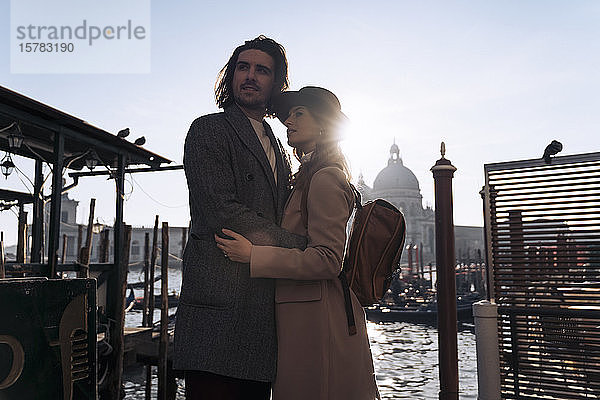 Liebenswertes junges Paar am Wasser in Venedig  Italien