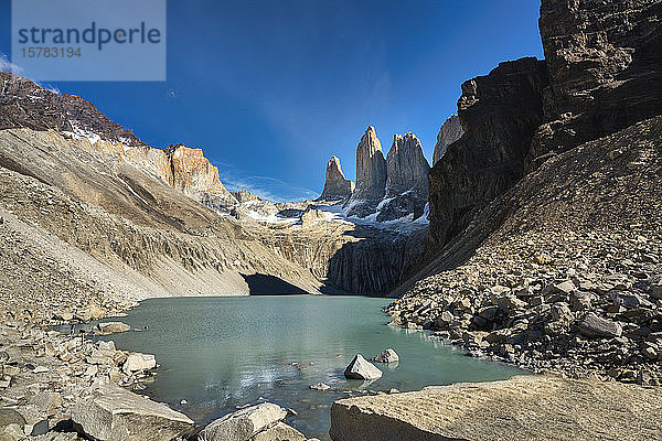 Chile  Provinz Ultima Esperanza  Szenische Ansicht eines Gletschersees mit Torres del Paine im Hintergrund