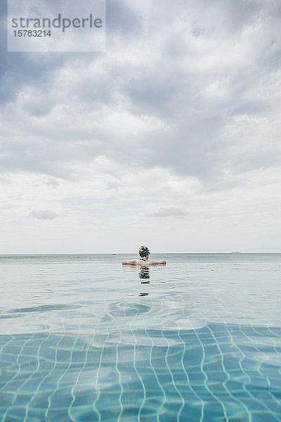 Rückansicht einer Frau im Infinity-Pool  Koh Lanta  Thailand