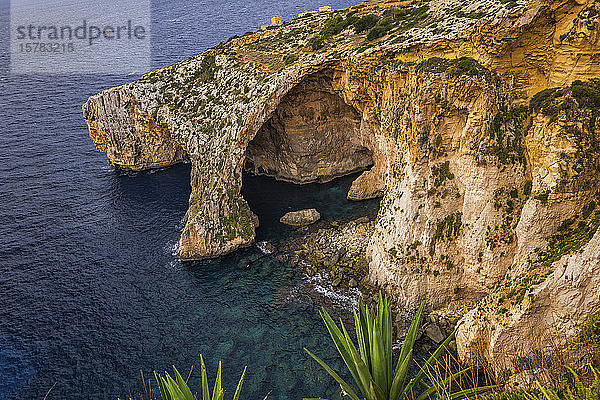 Malta  Hochwinkelansicht des natürlichen Bogens der Blauen Grotte
