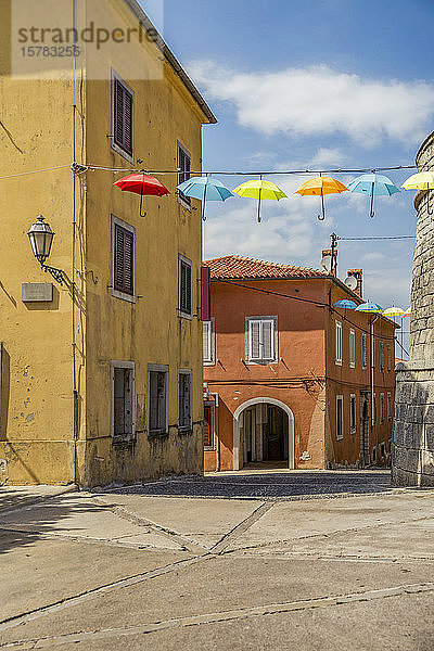 Kroatien  Istrien  Labin  Altstadtgasse mit bunten Schirmen