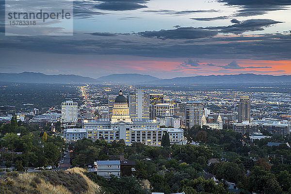USA  Utah  Salt Lake City  Ansicht des Kapitols des Bundesstaates Utah in der Abenddämmerung beleuchtet