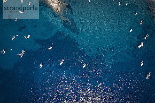 Italien  Provinz Livorno  Elba  Luftaufnahme von Booten  die im blauen Wasser des Mittelmeers treiben