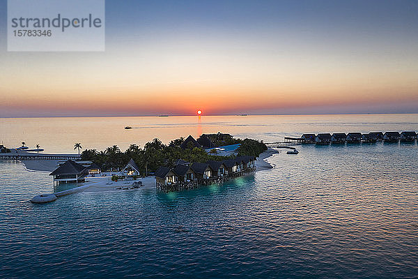 Malediven  Süd Male Atoll  Luftaufnahme der Lagune der Malediven-Insel Maadhoo bei Sonnenuntergang