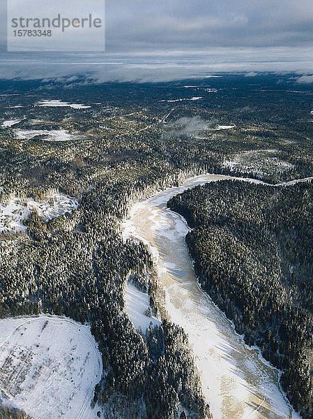 Russland  Oblast Leningrad  Tichwin  Luftaufnahme des im Winter zugefrorenen Flusses Tichwinka