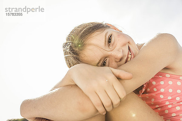 Porträt eines süßen Mädchens im Badeanzug