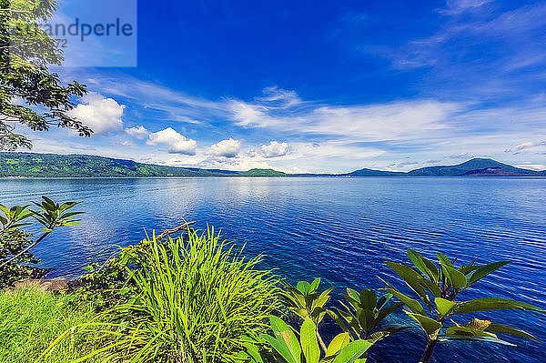 Papua-Neuguinea  Provinz Ost-Neubritannien  Rabaul  Küste der Insel Neubritannien am sonnigen Tag
